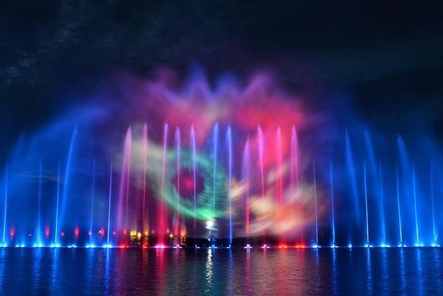 מופע מזרקות בורוצלב - Wrocław Multimedia Fountain credit to viator.com