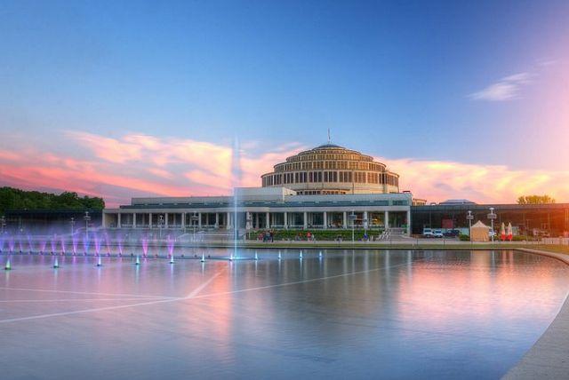 מופע מזרקות בורוצלב - Wrocław Multimedia Fountain credit to viator.com