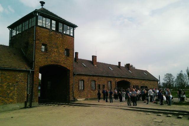 מורוצלב לאושוויץ - יום טיול מודרך מהעיר ורוצלב למחנה ההשמדה אושוויץ credit to getyourguide.com