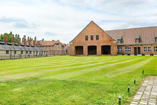 מורוצלב לאושוויץ - יום טיול מודרך מהעיר ורוצלב למחנה ההשמדה אושוויץ credit to headout.com