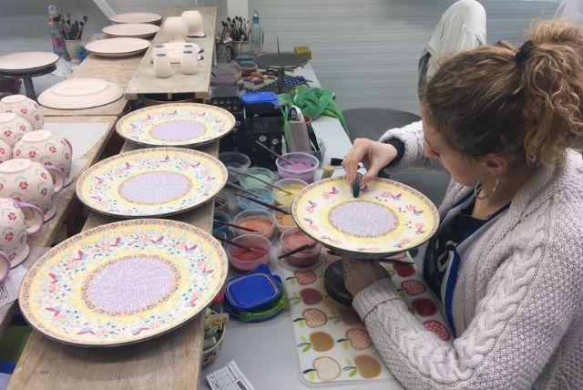 מפעל קדרות פולני ליד ורוצלב - סיור מודרך כולל הסעה credit to getyourguide.com