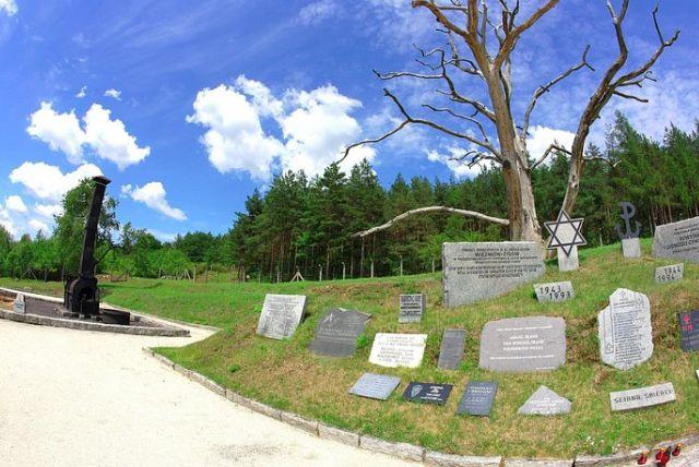 מורוצלב למחנה ההשמדה גרוס-רוזן (Gross Rosen) כולל כרטיסי כניסה והסעה הלוך חזור credit to viator.com